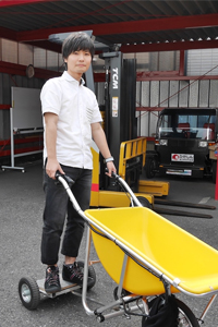 ねこ車 につけるだけでパーソナルモビリティに変身 若干22歳の学生起業家が開発 E Cat Kit 起業 会社設立ならドリームゲート ねこ車 につけるだけでパーソナルモビリティに変身 若干22歳の学生起業家が開発 E Cat Kit 起業 会社設立ならドリームゲート